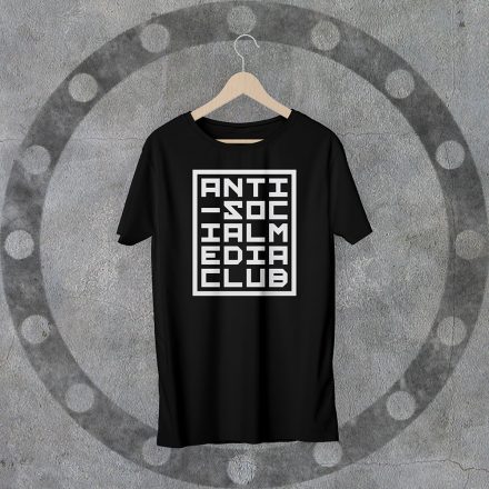 Antisocial media club környakú fekete póló